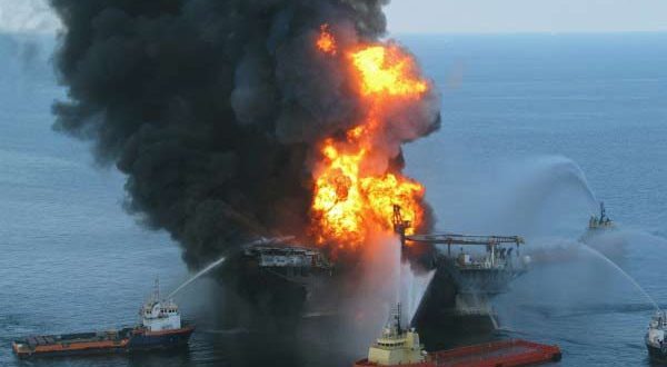 1,36,000 टन तेल ले जा रहे टैंकर में भीषण आग, विस्फोट का डर...