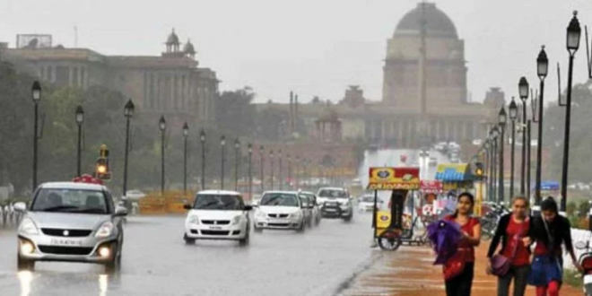 दिल्ली-NCR का मौसम बदला, हल्की बार‌िश से गिरा पारा