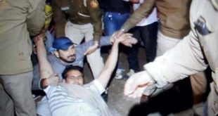 बवाना अग्निकांड पर राजनीति, पुलिस के सामने AAP और BJP समर्थकों में हुई हाथापाई