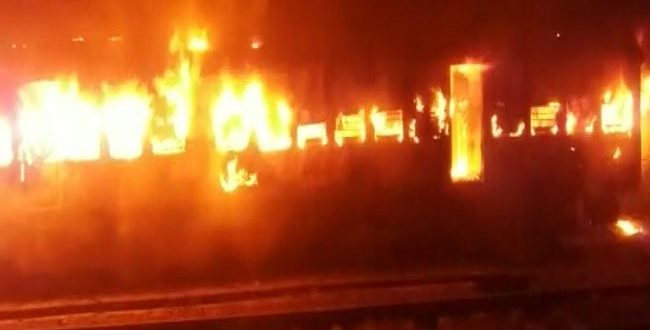 Breaking News: पटना-मोकामा पैसेंजर में लगी भीषण आग, इंजन सहित 6 बोगियां जलकर खाक