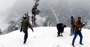 उत्तराखंड के मौसम ने पलटी करवट हुई बर्फबारी, पर्यटकों ने किया रुख