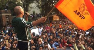 'पैडमैन' के लिए अक्षय कुमार ने थामा ABVP का झंडा, लोगों ने किए मजेदार कमेंट्स