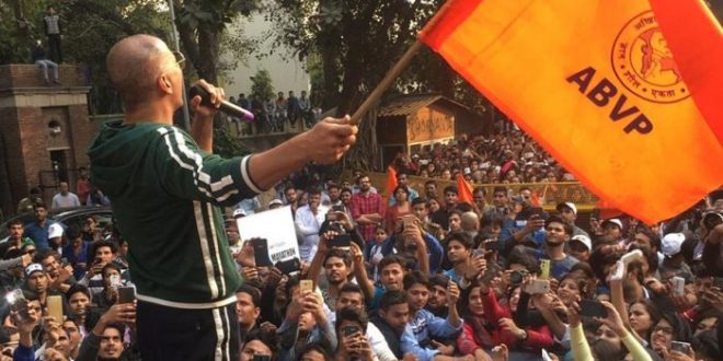 'पैडमैन' के लिए अक्षय कुमार ने थामा ABVP का झंडा, लोगों ने किए मजेदार कमेंट्स