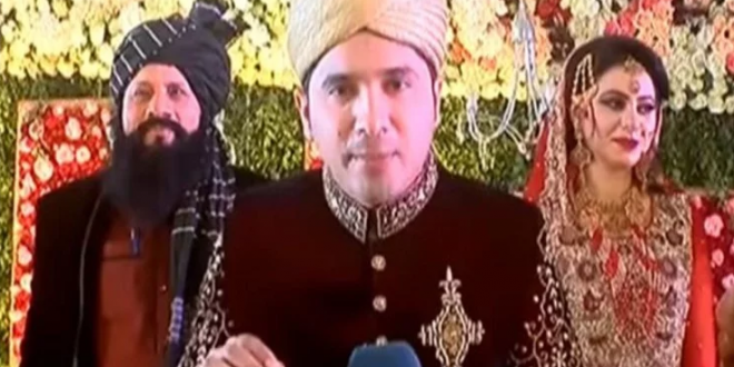 Viral Video: जब अपनी ही शादी में लाइव रिपोर्टिंग करने लगा पाकिस्तानी दूल्हा, फिर हुआ कुछ ऐसा..