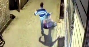 UP: कैमरे में कैद हुआ बुजुर्ग महिला की पिटाई करता युवक, VIDEO VIRAL