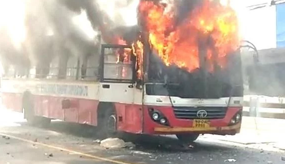कोलकाता: बस से कुचलकर 2 की मौत, पत्थरबाजों ने 3 बसें जलाई
