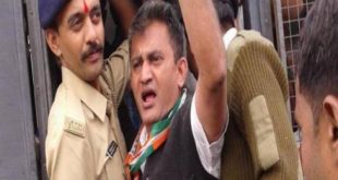 गुजरात विधानसभा में GST करे लेकर हंगामा, नेता विपक्ष समेत कांग्रेस के सभी विधायक सस्‍पेंड