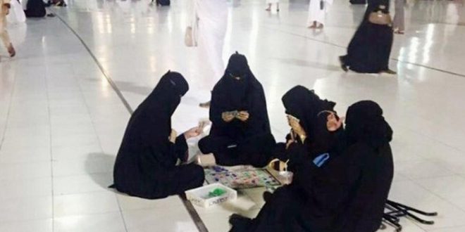 मक्का की मस्जिद में बुर्का पहनी महिलाओं ने खेला कार्ड, फोटो हुई वायरल, जारी हो गया ये फरमान