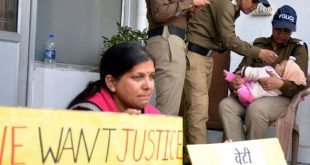 उत्तराखंड: महिला ने कैबिनेट मंत्री के सामने बच्चे को रख मांगा इंसाफ