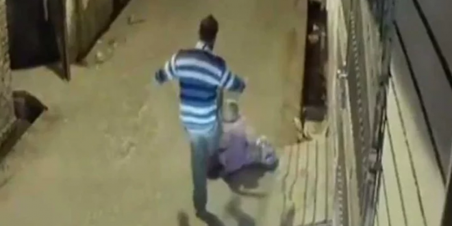बुजुर्ग महिला की पिटाई का वीडियो हुआ वायरल