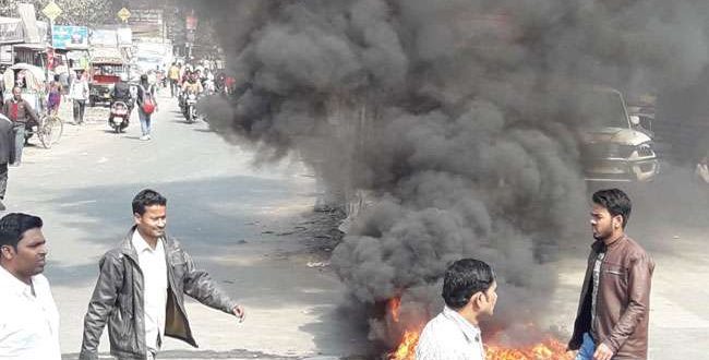 बिहार: संदेहास्पद स्थिति में युवक की मौत के बाद बवाल, आगजनी