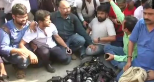 दिल्ली पुलिस ने की महिला पत्रकार के साथ की बदसलूकी, विरोध में सड़क पर उतरे पत्रकार
