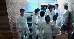 VIDEO: कंगारुओं ने क्रिकेट को फिर किया शर्मसार, ड्रेसिंग रूम में डी कॉक से बेवजह भिड़ पड़े वॉर्नर