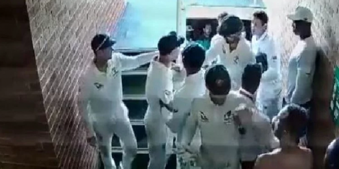VIDEO: कंगारुओं ने क्रिकेट को फिर किया शर्मसार, ड्रेसिंग रूम में डी कॉक से बेवजह भिड़ पड़े वॉर्नर