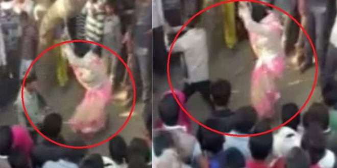 पेड़ से बांधकर महिला को बेल्ट और डंडों से पीटा, VIDEO वायरल