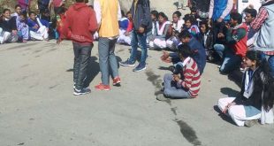 उत्तराखंड में छात्रों ने सड़क पर लेटकर लगाया जाम, नारेबाजी कर किया प्रदर्शन