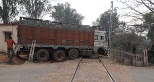 प्रतापगढ़ में रेलवे क्रासिंग में ट्रक फंसा, चार घंटे रेल संचालन प्रभावित