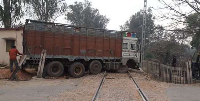 प्रतापगढ़ में रेलवे क्रासिंग में ट्रक फंसा, चार घंटे रेल संचालन प्रभावित