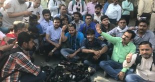 बदसलूकी के विरोध में कर्मचारियों ने किया धरना प्रदर्शन