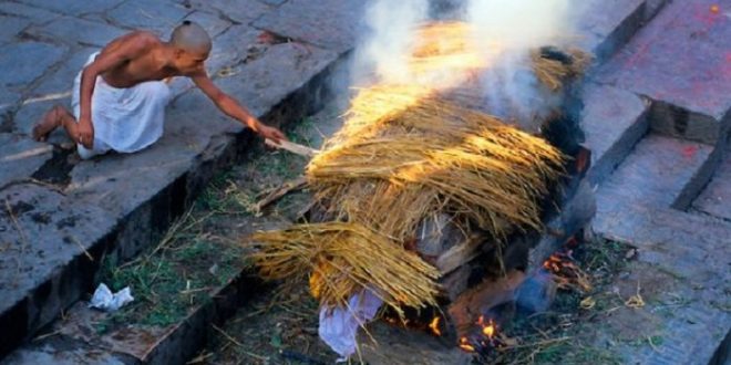 मृत्यु के बाद आखिर क्यों मनुष्य को जलाया या दफनाया जाता है?