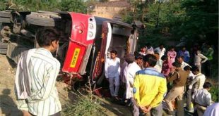हादसा - जम्मू-कश्मीर में एक बस बेकाबू होकर पलटी, हादसे में 32 यात्री घायल....