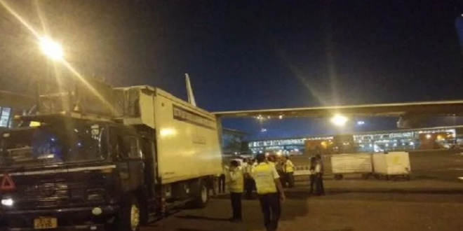ब्रेकिंग न्यूज़: दिल्ली एयरपोर्ट पर कैटरिंग वैन से टकराया विमान, चारो तरफ मचा हडकंप