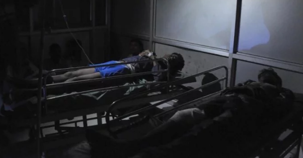 लखनऊ के लोहिया अस्पताल का हाल. बिजली गुल, मोबाइल की रोशनी में मरीज देख रहे डॉक्टर