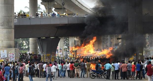 भारत बंद के दौरान प्रदर्शनकारियों ने कई गाड़ियां जलाई, पुलिस पर पथराव और रेलवे ट्रैक व सड़कें जाम