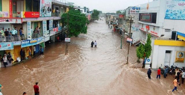 आधा देश जलमग्न, 50 से ज्यादा हुई मौतें!