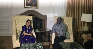 डरबन (प्रेट्र)। विदेश मंत्री सुषमा स्वराज ने रविवार को दक्षिण अफ्रीकी राष्ट्रपति साइरिल रामाफोसा से मुलाकात की। दोनों ने द्विपक्षीय संबंधों के अलावा अन्य वैश्विक मुद्दों पर भी चर्चा की। सुषमा यहां पांच दिवसीय यात्रा पर पहुंची हैं। वह ब्रिक्स देशों के विदेश मंत्रियों के साथ इबसा की बैठक में भाग लेंगी। वह इस दौरान महात्मा गांधी के साथ घटी उस घटना की 125वीं जयंती पर होने वाले कार्यक्रमों में भी शिरकत करेंगी, जिसने बापू के जीवन को बदल दिया था। उन्हें ट्रेन से बाहर फेंक दिया गया था। उसके बाद गांधी जी ने अंग्रेजी शासन के खिलाफ संघर्ष छेड़ दिया। ब्रिक्स की बैठक जोहान्सबर्ग में चार जून को होनी है। इसमें ब्राजील, रूस, भारत, चीन व दक्षिण अफ्रीका ने हिस्सा लेना है। इसके अतिरिक्त वह इबसा यानी भारत, ब्राजील व दक्षिण अफ्रीका के विदेश मंत्रियों की बैठक में भी शिरकत करेंगी।