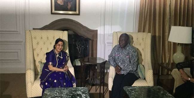डरबन (प्रेट्र)। विदेश मंत्री सुषमा स्वराज ने रविवार को दक्षिण अफ्रीकी राष्ट्रपति साइरिल रामाफोसा से मुलाकात की। दोनों ने द्विपक्षीय संबंधों के अलावा अन्य वैश्विक मुद्दों पर भी चर्चा की। सुषमा यहां पांच दिवसीय यात्रा पर पहुंची हैं। वह ब्रिक्स देशों के विदेश मंत्रियों के साथ इबसा की बैठक में भाग लेंगी। वह इस दौरान महात्मा गांधी के साथ घटी उस घटना की 125वीं जयंती पर होने वाले कार्यक्रमों में भी शिरकत करेंगी, जिसने बापू के जीवन को बदल दिया था। उन्हें ट्रेन से बाहर फेंक दिया गया था। उसके बाद गांधी जी ने अंग्रेजी शासन के खिलाफ संघर्ष छेड़ दिया। ब्रिक्स की बैठक जोहान्सबर्ग में चार जून को होनी है। इसमें ब्राजील, रूस, भारत, चीन व दक्षिण अफ्रीका ने हिस्सा लेना है। इसके अतिरिक्त वह इबसा यानी भारत, ब्राजील व दक्षिण अफ्रीका के विदेश मंत्रियों की बैठक में भी शिरकत करेंगी।