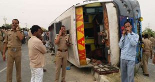 जयपुर से सवारियां लेकर छिबरामऊ जा रही स्‍लीपर कोच मैनपुरी जिले के करहल थाना क्षेत्र के गांव कीरतपुर के पास अनियंत्रित होकर पलट गई। सुबह साढ़े छह बजे हुए इस हादसे में 18 यात्रियों की मौत हो गई, जबकि 32 घायल हो गए। मरने वालों में ज्यादातर उत्तर प्रदेश के फर्रुखाबाद व कन्नौज जिले के बताए जा रहे हैं। इनमें कई जयपुर में मजदूरी करते हैं और ईद का त्योहार मनाने अपने घर आ रहे थे। अभी तक चार की शिनाख्त हो सकी है। मृतकों में छिबरामऊ (कन्नौज) के दो चचेरे-तहेरे भाई ज्ञानेंद्र और प्रदीप भी शामिल हैं। हादसे की सूचना पर मैनपुरी के जिलाधिकारी प्रदीप कुमार और एसपी अजय शंकर राय मौके पर पहुंच गए है। सभी घायलों को मैनपुरी जिला अस्पताल में भर्ती कराया गया है। गंभीर घायलों को सैफई मेडिकल कॉलेज रेफर कर दिया गया है। डबल डेकर बस फर्रुखाबाद के मान ट्रांसपोर्ट की है, जो रात पौने नौ बजे जयपुर से फर्रुखाबाद के लिए रवाना हुई थी। इसमें फर्रुखाबाद व कन्नौैज के रहने वाले जरदोजी का काम करने वाले सवार थे। बस में सवारियां इतनी ज्यादा थीं कि कई बस की छत पर भी बैठी थीं। आगरा-लखनऊ एक्सप्रेस वे से बस सुबह छह बजे के आसपास इटावा मार्ग की ओर मुड़ गई। करहल के पास अचानक संतुलन बिगडऩे से बस डिवाइडर से टकराकर पलट गई। बस के पलटते ही छत पर बैठी सवारियां एक के ऊपर एक आकर गिर पड़ीं। साथ ही बस के अंदर के अंदर बैठी सवारियों में भी कोहराम मच गया। खेतों पर काम करने वाले किसानों व राहगीरों ने पुलिस को सूचना दी और खुद भी राहत कार्य में जुट गई। बस रोजाना जयपुर से सवारियां लेकर फर्रुखाबाद आती है। बस फर्रुखाबाद के मान ट्रांसपोर्ट की है, जो रात पौने नौ बजे जयपुर से फर्रुखाबाद के लिए रवाना हुई थी। इसमें फर्रुखाबाद व कन्नौैज के रहने वाले जरदोजी का काम करने वाले सवार थे। बस में सवारियां इतनी ज्यादा थीं कि कई बस की छत पर भी बैठी थीं। आगरा-लखनऊ एक्सप्रेस वे से बस सुबह छह बजे के आसपास इटावा मार्ग की ओर मुड़ गई। थाना दन्नाहार क्षेत्र के पास स्थित गांव कीरतपुर पर ये हादसा हुआ। आसपास के लोगों ने तुरंत थाना पुलिस को सूचना देकर बचाव कार्य शुरू कराया। इसके बाद कई थानों का फोर्स और करीब 12 एंबुलेंस मौके पर पहुंचकर शवों और घायलों को जिला अस्पताल लेकर पहुंचीं। वहां घायलों का इलाज जारी है। मृतकों की सूची  -प्रदीप (22) पुत्र रामनाथ, निवासी पालपुर, जाफराबाद (कन्नौज, उप्र)  -ज्ञानेन्द्र (19) पुत्र सुमेर सिंह, निवासी पालपुर, जाफराबाद (कन्नौज, उप्र)  -आजाद(30) पुत्र शरफुद्दीन, निवासी अवशेर (कन्नौज, उप्र)  -डिंपी (19)पुत्र अजय सिंह, भरतपुर (फर्रुखाबाद, उप्र) - -अकील (27) पुत्र फारुख याकूब नगर कन्नौज -नंदन 14 निवासी पालनगर छिबरामऊ कन्नौज। -शारुन पुत्र सरफुद्दीन निवासी बावन झाला बिल्हौर कन्नौज। घायलों की सूची  1-मुकुल (22) जेल चौराहा, मैनपुरी कोतवाली  2-चरन सिंह(58)जेल चौराहा, मैनपुरी कोतवाली  3-मुन्नी देवी (45)मेरापुर, फर्रुखाबाद  4-नंदन (15) पता अज्ञात  5-रिजवान (23), कानपुर  6-मुकुल (22), फतेहगढ़, फर्रुखाबाद  7-आदिल 18, गुरसाईगंज, कन्नौज  8-कुंदन (19), जुनैदपुर, गुरसाईगंज, कन्नौज  9-हरीकृष्ण(37),गुरसाईगंज, कन्नौज  10-सुनीता(23), जुनैदपुर, गुरसाईगंज, कन्नौज  11-रचना मिश्रा (30), मोहल्ला खटराना, फर्रुखाबाद  12-तजीर (25), हलकपुरा, फर्रुखाबाद  13-मु. हसन (27)गुरसाईगंज, कन्नौज  14-रघुराज सिंह(35)न्यू बसेरा, आगरा  15-अफरोज(50) सालिगराम, कन्नौज  16-इरशाद(22), इस्माइलपुर, गुरसाईगंज, कन्नौज  17-फरोज (15),गुरसाईगंज, कन्नौज  18-जमील(32), कमालगंज, फर्रुखाबाद  19-शकील (20), तालेग्राम, कन्नौज  20-रेशमा(18), तालेग्राम, कन्नौज  21-रोहित(46)फर्रुखाबाद  22-राजा (65) फर्रुखाबाद 