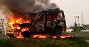 बिहार के दरभंग‍ा जिले के भालपट्टी ओपी क्षेत्र स्थित अदलपुर गांव के फोरलेन एनएच 57 पर गुरुवार को एक स्काॅर्पियो धू-धू कर जल गई। घटना को देख सड़क पर अफरा-तफरी का माहौल हो गया। गाड़ी में सवार पांच लोगों ने गाड़ी से कूदकर किसी तरह से जान बचाने में कामयाब हो गए। कुछ ही पलों में गाड़ी में आग की लपटें इतनी तेज हो गई कि दूर-दराज से आ रहे वाहनों को रोक दिया गया। घटना की जानकारी मिलते ही पुलिस वहां पहुंच गई। स्थानीय लोगों की मदद से आग पर काबू पाने की कोशिश की गई। लेकिन, आग की लपटें को देख कोई नजदीक जाने की हिम्मत नहीं जुटा पा रहे थे। बावजूद, लोगों ने प्रयास किया। इसके बाद आग पर काबू पाया गया। घटना के संबंध में बताया जाता है कि नेहरा ओपी क्षेत्र के नामनगर से बारात में शामिल होकर स्काॅर्पियो लौट रही थी। स्काॅर्पियो पर चालक सहित पांच लोग सवार थे। सभी वापस अपने गांव कपड़िया जा रहे थे। इसी बीच अदलपुर गांव के पास गाड़ी से गंध आनी शुरू हो गई। कोई कुछ समझता उससे पहले गाड़ी जलने लगी। चालक ने समझदारी के साथ तेजी से गाड़ी में ब्रेक लगाया और गेट खोल मो. इरफान, मो. आमीर सहित सभी सवार जान बजाकर फरार हो गए।