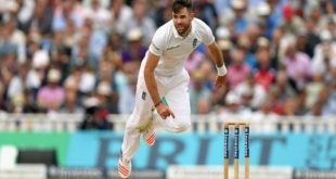 भारत के खिलाफ अगस्त में खेली जाने वाली टेस्ट सीरीज से पहले कंधे की चोट से परेशान इंग्‍लैंड के स्टार तेज गेंदबाज जेम्‍स एंडरसन इस दौरे के शेड्यूल से खुश नहीं हैं और उन्होंने इसकी काफी आलोचना भी की है. छह सप्ताह के लिए चोट के चलते क्रिकेट से दूरी बना चुके एंडरसन ने बीबीसी रेडियो से बातचीत में कहा कि, 'मेरे कंधे में पिछले कुछ साल से लगातार दिक्कत हो रही है. हालांकि मैं किसी तरह इसे मैनेज कर पा रहा हूं और इसको लेकर काफी सचेत भी हूं.' भारत के खिलाफ टेस्ट सीरीज का शेड्यूल बेतुका एंडरसन ने कहा कि, 'मौजूदा समय में मैं जिम में पसीना बहा रहा हू्ं ताकि अपने कंधे को मजबूत रख सकूं. अगर देखा जाए तो छह सप्‍ताह के अंदर भारत के खिलाफ पांच टेस्‍ट मैचों की सीरीज खेलने का निर्णय बेतुका है.' एंडरसन के अनुसार भारत के खिलाफ खेली जाने वाले टेस्ट सीरीज से वह काफी ज्यादा उत्साहित थे. लेकिन इस शेड्यूल से वह न केवल शारीरिक रूप से परेशान होंगे, बल्कि मानसिक तौर पर भी उन्हें दिक्कतों का सामना करना पड़ेगा और इस सीरीज के कारण उन्हें अपनी काउंटी टीम के कुछ मैचों को मिस करना पड़ेगा.' इतने दिन मैदान पर नहीं होंगे एंडरसन आपको बता दें कि एंडरसन को भारत के खिलाफ होने वाली टेस्ट सीरीज से पहले पूरी तरह फिट होने के लिए 6 हफ्ते के लिए आराम दिया गया है. इस दौरान वह किसी भी तरह के क्रिकेट से दूर रहेंगे. इंग्लैंड एंड वेल्स क्रिकेट बोर्ड ने बताया था कि देश के लिए सबसे ज्यादा टेस्ट विकेट लेने वाला लंकाशर का यह स्विंग गेंदबाज इस दौरान क्रिकेट से दूर रहेगा और इस समय को चोटिल दाएं कंधे से उबरने के लिए इस्तेमाल करेगा. एंडरसन ने 138 टेस्ट मैचों में 540 विकेट चटकाए हैं, जो लंकाशर के लिए अगले दो काउंटी मैचों में नहीं खेलेंगे. भारत और इंग्लैंड के बीच 5 मैचों की टेस्ट सीरीज एक अगस्त से शुरू होकर 6 सप्ताह तक चलेगी.