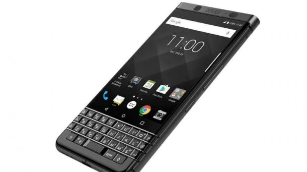 कैनेडियन स्मार्टफोन मेकर ब्लैकबेरी ने हाल ही में अपने फ्लैगशिप स्मार्टफोन BlackBerry KEY2 को न्यू यॉर्क के एक इवेंट के दौरान लॉन्च किया था. हालांकि अब इस लॉन्चिंग के बाद कंपनी ने पिछले साल लॉन्च हुए फ्लैगशिप स्मार्टफोन BlackBerry KeyONE की कीमत घटा दी है. KeyONE को पिछले साल अगस्त में 39,999 रुपये में लॉन्च किया गया था. अब इसे अमेजन इंडिया की साइट पर 33,975 रुपये में सेल किया जा रहा है. यानी इसमें कुल 6,024 रुपये की कटौती की गई है. कीमत में कटौती के अलावा अमेजन की ओर से 13,050 रुपये का एक्सचेंज ऑफर भी दिया जा रहा है. साथ ही सिटी बैंक क्रेडिट कार्ड होल्डर्स EMI ट्रांजैक्शन्स पर 10 प्रतिशत अतिरिक्त कैशबैक प्राप्त कर सकते हैं. याद के तौर पर बता दें ये एक मिड रेंज स्पेसिफिकेशन्स और फीचर्स वाला स्मार्टफोन है जिसमें कंपनी ने अपना खास सिक्योरिटी मॉनिटरिंग ऐप DTEK दिया है. इसमें एंड्रॉयड 7.1 नूगट दिया गया है और इसमें ब्लैकबेरी हब सॉफ्टवेयर भी दिया गया है. इसकी सबसे बड़ी खासियत यह है कि ये स्मार्टफोन उन लोगों के लिए ज्यादा बेहतर है जो पुराने कीबोर्ड वाले ब्लैकबेरी पसंद करते थे. इसमें कंपनी ने एडवांस्ड कीबोर्ड दिया है. कंपनी के मुतबाकि इसके स्मार्ट कीबोर्ड के स्पेसबार में फिंगरप्रिंट स्कैनर लगाया गया है. स्क्रॉलिंग के लिए पूरे कीबोर्ड में कैपेसिटिव टच भी दिया गया है. फोटोग्राफी के लिए इसके रियर में Sony IMX378 कैमरा सेंसर लगाया गया है जो 12 मेगापिक्सल का है. सेल्फी के लिए इसमें 8 मेगापिक्सल का फ्रंट कैमरा दिया गया है. 4.5 इंच फुल एचडी डिस्प्ले वाले इस स्मार्टफोन में क्वॉल्कॉम स्नैपड्रैगन 625 ऑक्टाकोर प्रोसेसर और 4GB रैम दिया गया है. कंपनी इस स्मार्टफोन को इंपैक्ट रेजिस्टेंस डिस्प्ले वाला फोन भी बता रही है. माइक्रोस एसडी कार्ड के जरिए इसकी मेमोरी बढ़ा कर 1TB तक किया जा सकता है. इसकी बैटरी 3,050mAh की है और यह क्विक चार्ज सपोर्ट करती है. यह 4G LTE वाला फोन है जिसमें USB Type C पोर्ट दिया गया है.