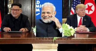 अमेरिका और उत्तर कोरिया के बीच दोस्ती की नई शुरुआत भारत के आर्थिक और रणनीतिक हित में है. यही वजह है कि सिंगापुर के सेंटोसा में अमेरिकी राष्ट्रपति डोनाल्ड ट्रंप और उत्तर कोरिया के सुप्रीम लीडर किम जोंग-उन की ऐतिहासिक समिट का भारत ने गर्मजोशी के साथ स्वागत किया है. भारत पहले से ही ट्रंप और किम की मुलाकात पर बारीकी से नजर बनाए हुए था. पिछले कुछ वर्षों में उत्तर कोरिया और पाकिस्तान के बीच करीबी बढ़ी है, जो अब खत्म हो सकती है. इसकी वजह यह है कि अभी तक संयुक्त राष्ट्र और अमेरिका के प्रतिबंध के चलते कोई देश उत्तर कोरिया से संबंध नहीं रख रहा था. इस बीच पाकिस्तान गुपचुप तरीके से उत्तर कोरिया से नजदीकी बढ़ाता रहा. भारत लगातार उत्तर कोरिया और पाकिस्तान के बीच गठजोड़ का मामला उठाता रहा है. संयुक्त राष्ट्र महासभा में भारत ने कहा था कि पाकिस्तान ने गुपचुप तरीके से उत्तर कोरिया को परमाणु तकनीक हस्तांतरित की है. दरअसल, अमेरिका और संयुक्त राष्ट्र के प्रतिबंध के चलते उत्तर कोरिया काफी समय से अलग-थलग पड़ा था, जिसका फायदा पाकिस्तान उठा रहा था. वह उत्तर कोरिया को भारत के खिलाफ खड़ा करना चाहता था. उत्तर कोरिया के परमाणु कार्यक्रम सिर्फ अमेरिका ही नहीं, बल्कि भारत समेत दुनिया भर के लिए चिंता का सबब बन गए थे. लिहाजा भारत चाहता था कि उत्तर कोरिया अपने परमाणु कार्यक्रम को खत्म कर दे और इस समिट में वही हुआ. जब ट्रंप और किम की मुलाकात की तारीख तय हो गई, तो भारत फौरन हरकत में आया और केंद्रीय विदेश राज्य मंत्री वीके सिंह ने उत्तर कोरिया का दौरा किया. इस दौरान उत्तर कोरिया ने आश्वस्त किया कि वो भारत की सुरक्षा के लिए खतरा पैदा करने वाली किसी भी गतिविधि की इजाजत नहीं देगा. इससे भारत की चिंता काफी हद कम हुई है. हालांकि अभी उत्तर कोरिया पर अंतरराष्ट्रीय प्रतिबंध लागू रहेंगे, लेकिन उम्मीद जताई जा रही है कि उत्तर कोरिया के खिलाफ लगे वैश्विक और अमेरिकी प्रतिबंध हटा लिए जाएंगे. इससे भारत के लिए उत्तर कोरिया के रूप में एक उभरता हुआ बाजार मिल जाएगा, जिससे प्रधानमंत्री नरेंद्र मोदी की एक्ट ईस्ट पॉलिसी को धार देने में मदद मिलेगी. वहीं, दूसरी ओर उत्तर कोरिया के बाजार में चीन की चुनौती बढ़ेगी. अभी तक उत्तर कोरिया अंतरराष्ट्रीय प्रतिबंधों की वजह से अलग-थलग पड़ा था, जिसके चलते वहां के बाजार में चीन का एकछत्र राज था. इस तरह अमेरिका और उत्तर कोरिया की दोस्ती जहां एक ओर भारत के लिए अवसर बनेगी, तो दूसरी ओर चीन के लिए चिंता पैदा होगी.