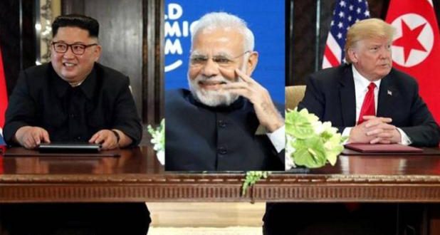 अमेरिका और उत्तर कोरिया के बीच दोस्ती की नई शुरुआत भारत के आर्थिक और रणनीतिक हित में है. यही वजह है कि सिंगापुर के सेंटोसा में अमेरिकी राष्ट्रपति डोनाल्ड ट्रंप और उत्तर कोरिया के सुप्रीम लीडर किम जोंग-उन की ऐतिहासिक समिट का भारत ने गर्मजोशी के साथ स्वागत किया है. भारत पहले से ही ट्रंप और किम की मुलाकात पर बारीकी से नजर बनाए हुए था. पिछले कुछ वर्षों में उत्तर कोरिया और पाकिस्तान के बीच करीबी बढ़ी है, जो अब खत्म हो सकती है. इसकी वजह यह है कि अभी तक संयुक्त राष्ट्र और अमेरिका के प्रतिबंध के चलते कोई देश उत्तर कोरिया से संबंध नहीं रख रहा था. इस बीच पाकिस्तान गुपचुप तरीके से उत्तर कोरिया से नजदीकी बढ़ाता रहा. भारत लगातार उत्तर कोरिया और पाकिस्तान के बीच गठजोड़ का मामला उठाता रहा है. संयुक्त राष्ट्र महासभा में भारत ने कहा था कि पाकिस्तान ने गुपचुप तरीके से उत्तर कोरिया को परमाणु तकनीक हस्तांतरित की है. दरअसल, अमेरिका और संयुक्त राष्ट्र के प्रतिबंध के चलते उत्तर कोरिया काफी समय से अलग-थलग पड़ा था, जिसका फायदा पाकिस्तान उठा रहा था. वह उत्तर कोरिया को भारत के खिलाफ खड़ा करना चाहता था. उत्तर कोरिया के परमाणु कार्यक्रम सिर्फ अमेरिका ही नहीं, बल्कि भारत समेत दुनिया भर के लिए चिंता का सबब बन गए थे. लिहाजा भारत चाहता था कि उत्तर कोरिया अपने परमाणु कार्यक्रम को खत्म कर दे और इस समिट में वही हुआ. जब ट्रंप और किम की मुलाकात की तारीख तय हो गई, तो भारत फौरन हरकत में आया और केंद्रीय विदेश राज्य मंत्री वीके सिंह ने उत्तर कोरिया का दौरा किया. इस दौरान उत्तर कोरिया ने आश्वस्त किया कि वो भारत की सुरक्षा के लिए खतरा पैदा करने वाली किसी भी गतिविधि की इजाजत नहीं देगा. इससे भारत की चिंता काफी हद कम हुई है. हालांकि अभी उत्तर कोरिया पर अंतरराष्ट्रीय प्रतिबंध लागू रहेंगे, लेकिन उम्मीद जताई जा रही है कि उत्तर कोरिया के खिलाफ लगे वैश्विक और अमेरिकी प्रतिबंध हटा लिए जाएंगे. इससे भारत के लिए उत्तर कोरिया के रूप में एक उभरता हुआ बाजार मिल जाएगा, जिससे प्रधानमंत्री नरेंद्र मोदी की एक्ट ईस्ट पॉलिसी को धार देने में मदद मिलेगी. वहीं, दूसरी ओर उत्तर कोरिया के बाजार में चीन की चुनौती बढ़ेगी. अभी तक उत्तर कोरिया अंतरराष्ट्रीय प्रतिबंधों की वजह से अलग-थलग पड़ा था, जिसके चलते वहां के बाजार में चीन का एकछत्र राज था. इस तरह अमेरिका और उत्तर कोरिया की दोस्ती जहां एक ओर भारत के लिए अवसर बनेगी, तो दूसरी ओर चीन के लिए चिंता पैदा होगी.