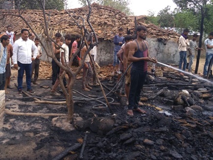 जिले के थाना ऊंचेहरा के खूझा गांव के रघुवंशी टोला में शनिवार सुबह करीब 11:30 बजे अचानक आग लगने से दो घरों की गृहस्ती जलकर खाक हो गई। घटना में रामबिहारी दाहिया पिता गिरधर दाहिया की 5 नग बकरियां, दो बकरे और 3 गाय की जलकर मौत हो गई। साथ ही गृहस्ती का अनाज सहित घर में रखा सामान भी जल गया। ललन दाहिया पिता गया दाहिया के घर मे रखे 4000 रुपए नगद, चांदी की पायल, सोने का गले की माला एवं अनाज जल कर खाक हुआ। ग्रामीणों ने कई मर्तबा 100 नंबर में फोन लगाया तो किसी ने नहीं उठाया, लेकिन फोन नहीं उठा। तत्काल ग्रामीणों ने जनपद उपाध्यक्ष सतेंद्र सिंह को फोन लगाया और थाना प्रभारी राजेश शर्मा स्वयं खूझा गांव पहुंचे। फायर ब्रिगेड ने मशक्कत के बाद आग पर काबू पाया। रामबिहारी उर्फ मुन्ना स्वयं आग की लपटों से झुलस गए, साथ ही लनन ने भी ग्रामीणों के साथ मिलकर आग बुझाने का प्रयास किया, लेकिन जल संकट की वजह से वह नाकामयाब रहे।