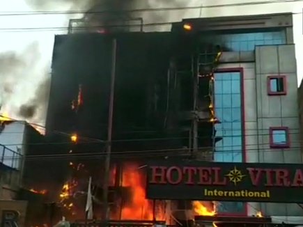 राजधानी लखनऊ के चारबाग में स्थित दो होटलों SSJ इंटरनेशनल, विराट होटल में मंगलवार सुबह भीषण आग लग गई। इस दुर्घटना में पांच लोगों की मौत हो गई जबकि अाधा दर्जन से अधिक बुरी तरह झुलस गए। सभी घायलों को इलाज के लिए शिप्स और सिविल अस्पताल में भर्ती करवाया गया है। फायर ब्रिगेड की गाडिय़ों के साथ ही लखनऊ के एसएसपी दीपक कुमार तथा अन्य अधिकारी मौके पर हैं। होटल विराट इंटरनेशनल में लगी आग ने एसएसजे इंटरनेशनल होटल को भी अपनी चपेट में ले लिया। एसएसजे इंटरनेशनल होटल तो खाक हो गया। इस आग के कारण होटल विराट में रुके पांच लोगों ने आग के कारण दम तोड़ दिया है। इनमें एक महिला तथा बच्ची भी है। यह दोनों मृत अवस्था में अस्पताल लाए गए थे जबकि तीन ने इलाज के दौरान दम तोड़ा। होटल विराट इंटरनेशनल में मंगलवार की सुबह लगी भयंकर आग में कई पर्यटक फंस गए। पांच पर्यटकों को गंभीर हालत में अस्पताल में भर्ती करवाया गया, जिन्होंने दम तोड़ दिया। तीन अन्य घायलों की भी स्थिति गंभीर बनी हुई है। बच्ची की शिनाख्त मीनल के रूप में हुई है। आग की वजह से होटल पूरी तरह जलकर खाक हो गया है। फिलहाल, दमकल की आधा दर्जन गाडियां मौके पर आग को काबू करने में जुटी हुई हैं। बताया जा रहा है कि एक धमाके के साथ होटल में आग लगी और देखते ही देखते पूरे होटल को चपेट में ले लिया। यह भी बात सामने आ रही है कि मानकों को दरकिनार कर अवैध रूप से होटल चल रहा था। आग की वजहों का अभी पता नहीं चला है। कहा जा रहा है कि शॉर्ट सर्किट की वजह से आग लगी है। जिस वक्त आग लगी उस वक्त होटल में कई लोग मौजूद थे। घायलों को ट्रॉमा सेंटर भेजा गया है। एसएसपी दीपक कुमार भी मौके पर मौजूद हैं। पूरे ऑपरेशन की अगुवाई कर रहे हैं। दीपक कुमार ने बताया कि प्रत्यक्षदर्शियों के मुताबिक करीब 5.30 बजे के करीब होटल से धुआं निकलने लगा। पुलिस को सूचना करीब 6.15 बजे दी गई। फिलहाल, सर्च ऑपरेशन जारी है। पहली मंजिल पर सर्च चल रहा है। आग की वजह शॉर्ट सर्किट हो सकती है। एसएसपी ने बताया कि मामले की जांच की जाएगी। एसएसपी ने बताया कि प्रथम दृष्टया यह प्रतीत हो रहा है कि बेसमेंट में आग लगी और ऊपर की तरफ बढ़ी। हादसे के वक्त 35 से 40 लोग मौजूद थे। सभी को निकाल लिया गया है। घटना के बाद से ही होटल प्रबंधन के लोग फरार हैं। जिसके बाद माना जा रहा है कि कहीं न कहीं लापरवाही हुई है।