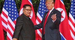 सिंगापुर की मेजबानी में अमेरिका के राष्ट्रपति डोनल्ड ट्रंप और उत्तर कोरिया के सर्वोच्च नेता किम जोंग उन की आज ऐतिहासिक मुलाकात हुई. पुरानी तल्खी भूल दोनों ने गर्मजोशी से हाथ मिलाया. इस दौरान दुनिया भर की मीडिया के सामने ट्रंप और किम के चेहरे पर मौजूद मुस्कान देखने लाइक थी. दोनों फिर एक कमरे में पहुंचे और करीब 50 मिनट तक बातचीत की. जहां उनके अलावा सिर्फ अनुवादक मौजूद था. मुलाकात के बाद दोनों बाहर निकले और कैपेला होटल की बालकनी में चहलकदमी की. इसके ठीक बाद दोनों नेताओं ने प्रतिनिधिमंडल स्तर की वार्ता की. इस मौके पर दोनों देशों के कई वरिष्ठ अधिकारी मौजूद थे. जानिए ऐतिहासिक मुलाकात की 10 बड़ी बातें- 1. 12 सेकेंड तक मिलाया हाथ: रविवार से सिंगापुर में मौजूद ट्रंप और किम आज सुबह अलग-अलग काफिले के साथ सेंतोसा आइसलैंड स्थित कैपेला होटल पहुंचे. दोनों नेताओं ने करीब 12 सेकंड तक हाथ मिलाए. फोटोग्राफर्स के सामने ट्रंप ने अपना हाथ किम जोंग के कंधे पर रख दिया. इस दौरान उन्होंने एक - दूसरे से कुछ शब्द कहे और उसके बाद होटल के पुस्तकालय के गलियारे में चले गए. महीनों की लंबी कूटनीतिक खींचतान और बातचीत के बाद दोनों नेताओं के बीच पहली मुलाकात हुई. 2. बाधा पार कर हम यहां हैं: मुलाकात की शुरुआत में ट्रंप ने कहा, "मुझे बहुत अच्छा लग रहा है. यह बेहतरीन चर्चा होगी और मुझे लगता है कि यह सफल रहेगी. यह बहुत सफल होगी और हमारे बीच संबंध बेहतरीन होंगे, इसमें कोई संदेह नहीं है.'' जिसके बाद किम जोंग ने कोरियाई भाषा में कहा कि पुरानी धारणाएं हमारे मार्ग में बाधा बनी लेकिन हमने इन बाधाओं को पार कर लिया है और आज हम यहां मौजूद हैं. 3. अच्छी मुलाकात: यह पूछे जाने पर कि बातचीत कैसी रही , ट्रंप ने कहा , ‘‘बहुत , बहुत अच्छी. शानदार रिश्ते. किम से कम से कम तीन बार पूछा गया कि क्या वह परमाणु हथियार छोड़ देंगे , इसकी प्रतिक्रिया में वह सिर्फ मुस्कुराए. ट्रंप और किम दोनों ने संक्षिप्त टिप्पणी की. ट्रंप ने कहा कि वह मानते हैं कि वह और किम ‘‘बड़ी समस्या, बड़ी दुविधा को दूर कर लेंगे’’ और साथ काम करके हम इसका ध्यान रखेंगे. 4. शांति के लिए मुलाकात: किम जोंग उन ने मुलाकात के बाद कहा, ‘‘आगे चुनौतियां आएंगी लेकिन हम ट्रंप के साथ काम करेंगे. हम इस शिखर वार्ता को लेकर सभी तरह की अटकलों और संदेहों से पार पा लेंगे और मेरा मानना है कि शांति के लिये यह अच्छा है.’’ 5. इसलिए ट्रंप ने पहनी लाल टाइ: उत्तर कोरियाई मीडिया के मुताबिक किम वास्तव में वार्ता स्थल पर ट्रंप से सात मिनट पहले पहुंच गए थे. ऐसा उन्होंने सम्मान व्यक्त करने के लिये किया क्योंकि यह संस्कृति है , जिसमें युवा बुजुर्गों के प्रति सम्मान व्यक्त करने के लिये उनसे पहले पहुंचते हैं. ट्रंप ने जो लाल टाई पहनी हुई थी वह भी किम के प्रति कुछ सम्मान व्यक्त करने वाली हो सकती है क्योंकि उत्तर कोरियाई इस रंग को पसंद करते हैं. 6. वन-टू-वन मुलाकात के बाद उत्तर कोरिया और अमेरिका के बीच प्रतिनिधिमंडल स्तर की बातचीत हुई. अमेरिका की ओर से ट्रंप के प्रतिनिधिमंडल में विदेश मंत्री माइक पोम्पियो, राष्ट्रीय सुरक्षा सलाहकार जॉन बोल्टन, व्हाइट हाउस के चीफ ऑफ स्टाफ जॉन केली और फिलीपींस में अमेरिका के राजदूत सुंग किम शामिल थे. 7. अमेरिकी राष्ट्रपति डोनल्ड ट्रंप ने उत्तर कोरिया के साथ हो रही ऐतिहासिक शिखर वार्ता के आलोचकों को ‘‘बैरी और पराजित’’ करार दिया और कहा कि ‘‘हम ठीक हो जाएंगे.’’उत्तर कोरियाई नेता किम जोंग उन के साथ बातचीत से कुछ घंटों पहले ट्रंप ने ट्विटर के जरिये इसके आलोचकों पर जमकर निशाना साधा. 8. किम जोंग उन और डोनल्ड ट्रंप रविवार को सिंगापुर पहुंच गए थे और दोनों ने ही सिंगापुर के प्रधानमंत्री ली सियन लूंग से अलग-अलग मुलाकातें कीं. दोनों के बीच हुई मुलाकात पर होने वाले खर्च का वहन सिंगापुर की सरकार कर रही है. सिंगापुर के विदेश मंत्री विवियन बालाकृष्णन ने सोमवार को कहा था कि हम होटल का बिल चुकाएंगे. 9. अमेरिका और उत्तर कोरिया के बीच लंबे समय से तनातनी रही है. उत्तर कोरिया परमाणु बम के परीक्षण और धमकी से पड़ोसी खासकर दक्षिण कोरिया को चौंकाता रहा है. उत्तर कोरिया परमाणु शक्ति के बल पर अमेरिका को भी धमकी देने से नहीं चूकता है. डोनल्ड ट्रंप के राष्ट्रपति बनने के बाद दोनों देशों में तल्खी और बढ़ी. दोनों नेताओं के बीच जमकर बयानबाजी हुई. 10. उत्तर कोरिया की आधिकारिक संवाद समिति ने रविवार को कहा था कि किम वार्ता के दौरान ‘परमाणु निरस्त्रीकरण’ और ‘स्थायी शांति’ के लिये बातचीत को तैयार हैं. ट्रंप ने शनिवार को कहा था कि किम के पास इतिहास रचने का ‘एक मौका ’ है.