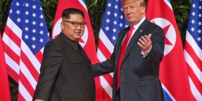 सिंगापुर की मेजबानी में अमेरिका के राष्ट्रपति डोनल्ड ट्रंप और उत्तर कोरिया के सर्वोच्च नेता किम जोंग उन की आज ऐतिहासिक मुलाकात हुई. पुरानी तल्खी भूल दोनों ने गर्मजोशी से हाथ मिलाया. इस दौरान दुनिया भर की मीडिया के सामने ट्रंप और किम के चेहरे पर मौजूद मुस्कान देखने लाइक थी. दोनों फिर एक कमरे में पहुंचे और करीब 50 मिनट तक बातचीत की. जहां उनके अलावा सिर्फ अनुवादक मौजूद था. मुलाकात के बाद दोनों बाहर निकले और कैपेला होटल की बालकनी में चहलकदमी की. इसके ठीक बाद दोनों नेताओं ने प्रतिनिधिमंडल स्तर की वार्ता की. इस मौके पर दोनों देशों के कई वरिष्ठ अधिकारी मौजूद थे. जानिए ऐतिहासिक मुलाकात की 10 बड़ी बातें- 1. 12 सेकेंड तक मिलाया हाथ: रविवार से सिंगापुर में मौजूद ट्रंप और किम आज सुबह अलग-अलग काफिले के साथ सेंतोसा आइसलैंड स्थित कैपेला होटल पहुंचे. दोनों नेताओं ने करीब 12 सेकंड तक हाथ मिलाए. फोटोग्राफर्स के सामने ट्रंप ने अपना हाथ किम जोंग के कंधे पर रख दिया. इस दौरान उन्होंने एक - दूसरे से कुछ शब्द कहे और उसके बाद होटल के पुस्तकालय के गलियारे में चले गए. महीनों की लंबी कूटनीतिक खींचतान और बातचीत के बाद दोनों नेताओं के बीच पहली मुलाकात हुई. 2. बाधा पार कर हम यहां हैं: मुलाकात की शुरुआत में ट्रंप ने कहा, "मुझे बहुत अच्छा लग रहा है. यह बेहतरीन चर्चा होगी और मुझे लगता है कि यह सफल रहेगी. यह बहुत सफल होगी और हमारे बीच संबंध बेहतरीन होंगे, इसमें कोई संदेह नहीं है.'' जिसके बाद किम जोंग ने कोरियाई भाषा में कहा कि पुरानी धारणाएं हमारे मार्ग में बाधा बनी लेकिन हमने इन बाधाओं को पार कर लिया है और आज हम यहां मौजूद हैं. 3. अच्छी मुलाकात: यह पूछे जाने पर कि बातचीत कैसी रही , ट्रंप ने कहा , ‘‘बहुत , बहुत अच्छी. शानदार रिश्ते. किम से कम से कम तीन बार पूछा गया कि क्या वह परमाणु हथियार छोड़ देंगे , इसकी प्रतिक्रिया में वह सिर्फ मुस्कुराए. ट्रंप और किम दोनों ने संक्षिप्त टिप्पणी की. ट्रंप ने कहा कि वह मानते हैं कि वह और किम ‘‘बड़ी समस्या, बड़ी दुविधा को दूर कर लेंगे’’ और साथ काम करके हम इसका ध्यान रखेंगे. 4. शांति के लिए मुलाकात: किम जोंग उन ने मुलाकात के बाद कहा, ‘‘आगे चुनौतियां आएंगी लेकिन हम ट्रंप के साथ काम करेंगे. हम इस शिखर वार्ता को लेकर सभी तरह की अटकलों और संदेहों से पार पा लेंगे और मेरा मानना है कि शांति के लिये यह अच्छा है.’’ 5. इसलिए ट्रंप ने पहनी लाल टाइ: उत्तर कोरियाई मीडिया के मुताबिक किम वास्तव में वार्ता स्थल पर ट्रंप से सात मिनट पहले पहुंच गए थे. ऐसा उन्होंने सम्मान व्यक्त करने के लिये किया क्योंकि यह संस्कृति है , जिसमें युवा बुजुर्गों के प्रति सम्मान व्यक्त करने के लिये उनसे पहले पहुंचते हैं. ट्रंप ने जो लाल टाई पहनी हुई थी वह भी किम के प्रति कुछ सम्मान व्यक्त करने वाली हो सकती है क्योंकि उत्तर कोरियाई इस रंग को पसंद करते हैं. 6. वन-टू-वन मुलाकात के बाद उत्तर कोरिया और अमेरिका के बीच प्रतिनिधिमंडल स्तर की बातचीत हुई. अमेरिका की ओर से ट्रंप के प्रतिनिधिमंडल में विदेश मंत्री माइक पोम्पियो, राष्ट्रीय सुरक्षा सलाहकार जॉन बोल्टन, व्हाइट हाउस के चीफ ऑफ स्टाफ जॉन केली और फिलीपींस में अमेरिका के राजदूत सुंग किम शामिल थे. 7. अमेरिकी राष्ट्रपति डोनल्ड ट्रंप ने उत्तर कोरिया के साथ हो रही ऐतिहासिक शिखर वार्ता के आलोचकों को ‘‘बैरी और पराजित’’ करार दिया और कहा कि ‘‘हम ठीक हो जाएंगे.’’उत्तर कोरियाई नेता किम जोंग उन के साथ बातचीत से कुछ घंटों पहले ट्रंप ने ट्विटर के जरिये इसके आलोचकों पर जमकर निशाना साधा. 8. किम जोंग उन और डोनल्ड ट्रंप रविवार को सिंगापुर पहुंच गए थे और दोनों ने ही सिंगापुर के प्रधानमंत्री ली सियन लूंग से अलग-अलग मुलाकातें कीं. दोनों के बीच हुई मुलाकात पर होने वाले खर्च का वहन सिंगापुर की सरकार कर रही है. सिंगापुर के विदेश मंत्री विवियन बालाकृष्णन ने सोमवार को कहा था कि हम होटल का बिल चुकाएंगे. 9. अमेरिका और उत्तर कोरिया के बीच लंबे समय से तनातनी रही है. उत्तर कोरिया परमाणु बम के परीक्षण और धमकी से पड़ोसी खासकर दक्षिण कोरिया को चौंकाता रहा है. उत्तर कोरिया परमाणु शक्ति के बल पर अमेरिका को भी धमकी देने से नहीं चूकता है. डोनल्ड ट्रंप के राष्ट्रपति बनने के बाद दोनों देशों में तल्खी और बढ़ी. दोनों नेताओं के बीच जमकर बयानबाजी हुई. 10. उत्तर कोरिया की आधिकारिक संवाद समिति ने रविवार को कहा था कि किम वार्ता के दौरान ‘परमाणु निरस्त्रीकरण’ और ‘स्थायी शांति’ के लिये बातचीत को तैयार हैं. ट्रंप ने शनिवार को कहा था कि किम के पास इतिहास रचने का ‘एक मौका ’ है.