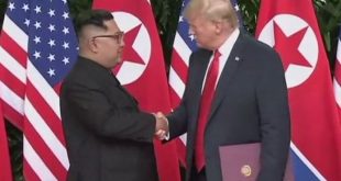 ऐतिहासिक तल्खियों को मिटाकर आज अमेरिका के राष्ट्रपति डोनल्ड ट्रंप और उत्तर कोरिया के नेता किम जोंग उन की खुशगवार माहौल में मुलाकात हुई और ये मुलाकात सिंगापुर के होटल कैपेला में 50 मिनट तक चली. इस मुलाकात के बाद अमेरिकी राष्ट्रपति ने कहा कि दोनों नेताओं के बीच बहुत अच्छी बातचीत हुई. कभी दोनों नेताओं के तल्ख बयान एक-दूसरे के बीच जंग की शंका पैदा करते थे, लेकिन आज जब पहली बार मिले तो पहले हाथ मिलाया उसके बाद दोनों बातचीत के लिए होटल के एक कमरे में पहुंचे. ट्रंप ने किम जोंग उन के बीच करीब 50 मिनट तक बातचीत हुई. बातचीत शुरू करते हुए अमेरिकी राष्ट्रपति ने कहा कि मुझे विश्वास है कि हम दोनों देशों के संबंध अच्छे होंगे. वहीं किम जोंग उन ने कहा कि आपसे मिलना इतना आसान नहीं था. मुझे खुशी है कि हम सारी दिक्कतों को हटा कर मिल रहे हैं. वन टू वन मुलाकात के बाद अमेरिका और उत्तर कोरिया के बीच प्रतिनिधिमंडल स्तर की बैठक हुई. इससे पहले डोनल्ड ट्रंप और किम जोंग उन अलग-अलग होटलों से सेंतोसा आइसलैंड स्थित कैपेला होटल पहुंचे. ट्रंप और किम जोंग उन के बीच परमाणु परीक्षण को लेकर लंबे समय से तल्खी रही है. ऐसे में सिंगापुर की धरती पर हुई मुलाकात पर सबकी नजर टिकी थी. एबीपी न्यूज़ भी सिंगापुर में मौजूद है. डोनल्ड ट्रंप और किम जोंग उन मुलाकात की खास बातें 11:23 AM: भविष्य में किम जोंग उन से मुलाकात पर डोनल्ड ट्रंप ने कहा- हम फिर मिलेंगे और आगे कई बार मिलेंगे. 11:20 AM: डोनल्ड ट्रंप ने किम जोंग उन को अमेरिका बुलाए जाने के सवाल पर कहा, हम जरूर बुलाएंगे 11:17 AM: समझौते पर हस्ताक्षर के बाद डोनल्ड ट्रंप ने कहा- यह काफी व्यापक और महत्वपूर्ण दस्तावेज है 11:12 AM: किम जोंग उन और डोनल्ड ट्रंप ने समझौते पर किये हस्ताक्षर. 11:10 AM: ट्रंप से मुलाकात को किम जोंग उन ने बताया ऐतिहासिक, कहा- दुनिया अब बदलाव देखेगी. 10:45 AM: ट्रंप ने कहा कि वह और किम किसी समझौते पर करेंगे. 7:45 AM: अमेरिकी राष्ट्रपति डोनल्ड ट्रंप ने उत्तर कोरिया के साथ हो रही ऐतिहासिक शिखर वार्ता के आलोचकों को ‘बैरी और पराजित’ करार दिया और कहा कि ‘हम ठीक हो जाएंगे.’ 7:40 AM: परमाणु निरस्त्रीकरण पर डोनल्ड ट्रंप ने कहा कि हम साथ काम करेंगे.7:30 AM: डोनल्ड ट्रंप और किम जोंग उन के बीच प्रतिनिधिमंडल स्तर की वार्ता जारी. बैठक में दोनों देशों के कई वरिष्ठ अधिकारी मौजूद. 7:25 AM: किम जोंग उन से मुलाकात के बाद बोले डोनल्ड ट्रंप, बहुत अच्छी रही बातचीत. 7:15 AM: आमने-सामने सीधी मुलाकात के बाद कैपेला होटल की बालकनी में ट्रम्प और किमजोंग उन साथ चहलकदमी करते भी नज़र आये 6:55 AM: किम जोंग उन और ट्रंप के बीच बातचीत जारी. 6:50 AM: किम जोंग उन ने ट्रंप के मुलाकात के दौरान कहा- आपसे मिलना इतना आसान नहीं था. मुझे खुशी है कि हम सारी बाधाओं को पार कर मिल रहे हैं 6:45 AM: ट्रंप और किम जोंग उन के बीच बैठक जारी, ट्रंप ने कहा- उम्मीद है बातचीत सकारात्मक होगी, दोनों देशों के संबंध बेहत होंगे. 6:35: AM: औपचारिक मीटिंग के लिए मीटिंग स्थल पहुंचे दोनों नेता. 6:30 AM: कैपेला होटल में किम जोंग उन और डोनल्ड ट्रंप ने की मुलाकात, दोनों ने गर्मजोशी से मिलाया ह 6:05 AM: सेंतोसा आइसलैंड स्थित कैपेला होटल पहुंचे डोनल्ड ट्रंप और किम जोंग उन, थोड़ी देर में करेंगे मुलाकात. 5:55 AM: किम जोंग उन सेंतोसा द्वीप स्थित कैपेला होटल के लिए रवाना, ट्रंप से होगी मुलाकात. यह पहली बार है कि अमेरिका के राष्ट्रपति उत्तर कोरिया के नेता से मुलाकात कर रहे हैं. अमेरिका ने सिंगापुर सम्मेलन से पहले कहा कि उत्तर कोरिया के साथ चर्चा 'उम्मीद से ज्यादा तेजी' से बढ़ रही है. वहीं उत्तर कोरिया ने कहा कि संबंधों का नया दौर शुरू हो चुका है. ट्रंप मंगलवार शाम को सिंगापुर से रवाना हो जाएंगे. दोनों नेता रविवार को मुलाकात के लिए सिंगापुर पहुंचे थे. डोनल्ड ट्रंप और किम जोंग उन के बीच मुलाकात पर आने वाले खर्च का वहन सिंगापुर की सरकार कर रही है. सिंगापुर के प्रधानमंत्री ली सेन लुंग ने कहा कि इस बैठक पर करीब 20 मिलियन सिंगापुर डॉलर (100 करोड़ रुपये से ज्यादा) का खर्च आएगा.