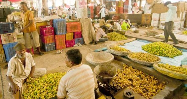 पेट्रोल और डीजल व सब्जि‍यों के दाम बढ़ने से मई महीने में थोक मूल्य आधारित महंगाई बढ़कर 14 महीने के उच्चतम स्तर पर पहुंच गई है. सरकार की तरफ से जारी डाटा के मुताबिक मई में थोक महंगाई दर (WPI) 4.43 फीसदी पर पहुंच गई है. इससे पहले अप्रैल में यह 3.18 फीसदी पर थी.  पिछले साल मई महीने में यह 2.26 फीसदी पर थी. थोक महंगाई दर से पहले आए आंकड़ों के मुताबिक उपभोक्ता मूल्य सूचकांक आधार (CPI) महंगाई मई में  4.87 फीसदी पर पहुंच गई. अप्रैल महीने में यह 4.58 फीसदी रही थी. खुदरा महंगाई दर बढ़ने के लिए सब्ज‍ियों और दालों के दाम में बढ़ोतरी को वजह बताया गया है. मई महीने में खाने-पीने की चीजों की थोक महंगाई दर भी बढ़ी है. महीने दर महीने के आधार पर मई में खाद्य थोक महंगाई दर 0.67 फीसदी से बढ़कर 1.12 फीसदी पर पहुंच गई. वहीं, मैन्युफैक्चर्ड प्रोडक्ट्स की थोक महंगाई की बात करें, तो महीने दर महीने के आधार पर इसमें भी बढ़ोतरी हुई है. यह 3.11 फीसदी से बढ़कर 3.73 फीसदी पर पहुंच गई है. प्राइमरी आर्ट‍िकल्स की थोक महंगाई को देखें, तो पिछले महीने इसमें भी भारी बढ़ोतरी देखने को मिली है. यह 1.41 फीसदी से बढ़कर 3.16 फीसदी रही है. वहीं, बिजली और ईंधन की थोक महंगाई महीने दर महीने आधार पर 7.85 फीसदी से बढ़कर 11.22 फीसदी पर पहुंच गई है. अंडों, मांस और मछली की थोक महंगाई दर भी -0.2 फीसदी से बढ़कर 0.15 फीसदी पर पहुंच गई है. वहीं, दालों की बात करें तो महीने दर महीने के आधार पर मई में दालों की थोक महंगाई -22.46 फीसदी से बढ़कर -21.13 फीसदी पर पहुंच गई है. सब्जियों की बात करें, तो महीने दर महीने के आधार पर सब्जियों की थोक महंगाई दर -0.89 फीसदी से बढ़कर 2.51 फीसदी पर पहुंच गई है. वहीं, आलू की थोक महंगाई 67.94 फीसदी से बढ़कर 81.93 फीसदी पर पहुंची है. इस दौरान महीने दर महीने आधार पर मई में प्याज की थोक महंगाई दर 13.62 फीसदी से घटकर 13.20 फीसदी पर आ गई है.