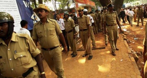कर्नाटक राज्य पुलिस ने कई पदों के लिए भर्ती निकाली है और इस भर्ती में 3402 उम्मीदवारों का चयन किया जाएगा. इन उम्मीदवारों की भर्ती सिविल पुलिस कांस्टेबल, स्पेशल रिजर्व पुलिस कांस्टेबल, कांस्टेबल, एसआई (केएसआईएसएफ) और एसआरएसआई (केएसआरपी) पदों के लिए की जाएगी. अगर आप भी भर्ती में आवेदन करना चाहते हैं और इन पदों के योग्य हैं तो आप आवेदन करने की आखिरी तारीख से पहले ऑनलाइन माध्यम से अप्लाई कर सकते हैं. पदों के अनुसार भर्ती की जानकारी इस प्रकार है- सिविल पुलिस कांस्टेबल भर्ती पद का नाम- सिविल पुलिस कांस्टेबल पदों की संख्या- 2113 पे-स्केल- अभी तय नहीं है. योग्यता- 12वीं पास आयु सीमा- 19 से 25 साल जॉब लोकेशन- कर्नाटक आवेदन करने की आखिरी तारीख- 30 जून 2018 मोदी सरकार को चाहिए 10 जॉइंट सेक्रेटरी, UPSC बिना, ग्रेजुएट्स पेशेवरों की होगी भर्ती स्पेशल रिजर्व पुलिस कांस्टेबल भर्ती पद का नाम- स्पेशल रिजर्व पुलिस कांस्टेबल पदों की संख्या- 849 पे-स्केल- अभी तय नहीं. योग्यता- एसएसएलसी आयु सीमा- तय नहीं. जॉब लोकेशन- कर्नाटक आवेदन करने की आखिरी तारीख- 25 जून 2018 कांस्टेबल भर्ती पद का नाम- कांस्टेबल पदों की संख्या- 395 पे-स्केल- अभी तय नहीं. योग्यता- एसएसएलसी आयु सीमा- 18 से 25 साल जॉब लोकेशन- कर्नाटक आवेदन करने की आखिरी तारीख- 25 जून 2018 12वीं पास के लिए इंडियन ऑयल में निकली वैकेंसी, ऐसे होगा सिलेक्शन एसआई भर्ती पद का नाम- एसआई और एसआरएसआई पदों की संख्या- 45 पे-स्केल- अभी तय नहीं. योग्यता- ग्रेजुएट आयु सीमा- 21 से 26 साल जॉब लोकेशन- कर्नाटक आवेदन करने की आखिरी तारीख- 15 जून 2018