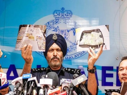भ्रष्टाचार के आरोप में सत्ता से बेदखल हुए मलेशिया के पूर्व पीएम नजीब रजाक के खिलाफ कार्रवाई जारी है। इसी कड़ी में उनके 6 ठिकानों पर पड़े छापे में 273 मिलियन डॉलर का संपत्ति जब्त हुआ है। मलेशियाई पुलिस ने इसे इतिहास में अब तक की सबसे बड़ी रिकवरी करार दिया है। छापे के बाद पुलिस ने बताया कि निष्‍कासित मलेशियाई नेता नजीब रजाक के 6 विभिन्‍न आवासों से कैश समेत गहने और कीमती लग्‍जरी हैंडबैग्‍स जब्‍त हुए हैं, इनकी कीमत 273 मिलियन डॉलर है। पुलिस प्रमुख अमर सिंह ने बताया, ‘जब्‍त किए गए सभी सामान की कुल कीमत 910 मिलियन से 1.1 बिलियन रिंगिट है। जो 225 मिलियन डॉलर से 273 मिलियन डॉलर के बराबर है।' इससे पहले भी पुलिस ने रजाक के घर से इतना सामान बरामद किया था कि उन्हें ढोने के लिए पांच ट्रक लगाने पड़े। पुलिस के अनुसार, उस वक्‍त जब्‍त नकदी में 26 तरह की करेंसी शामिल थी। नजीब पर सरकारी कंपनी 1 एमडीबी से 70 करोड़ डॉलर (करीब 4,760 करोड़ रुपये) अपने निजी अकाउंट में स्थानांतरित करने का आरोप है। इस साल मई माह में हुए चुनाव में नजीब रजाक के नेतृत्व वाले बीएन गठबंधन को हार का सामना करना पड़ा। जिसके बाद नई महातिर सरकार बनी और इन्‍होंने नजीब व उनके परिवार के देश छोड़ने पर रोक लगा दी। 1957 में आजादी के बाद से मलेशिया में बीएन गठबंधन सत्ता में थी। इस बार के चुनाव में पहली बार बीएन गठबंधन सत्ता से बाहर हुई। महातिर भी बीएन गठबंधन का हिस्सा रहने के दौरान मलेशिया के प्रधानमंत्री रहे थे। हालांकि बाद में उन्होंने बीएन गठबंधन से नाता तोड़ लिया था।