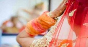 बलिया जिले के मनियर इलाके में जयमाल के दौरान दूल्हे के नशे में होने से नाराज दुल्हन ने शादी से इनकार कर दिया, इसके बाद बारात बैरंग लौट गई. मनियर थाना क्षेत्र के भागीपुर गांव के देवेंद्र कुमार की पुत्री कुसुम की शादी तीन जून को शाहजहांपुर के नदनोपुर थाना क्षेत्र के नवादा रुद्रपुर गांव के निवासी दोदराम गौतम के पुत्र अमित कुमार के साथ तय की गई थी. निर्धारित कार्यक्रम के अनुसार बारात आई तो धूमधाम के साथ दरवाजे पर बारातियों की आगवानी के बाद जयमाल की रस्म अदा की जाने लगी. इस बीच मंच पर जयमाल के दौरान दूल्हे द्वारा किसी खास रस्म को पूरा करने से मना करने और उसके नशे में होने पर वर-वधू पक्ष में विवाद हो गया. इससे नाराज दुल्हन ने जयमाल स्टेज पर ही शादी से इनकार कर दिया और घर के अंदर चली गई. कुछ लोगों ने मामले में सुलह की कोशिश की, लेकिन दुल्हन ने नशाखोर दूल्हे से शादी करने से साफ इनकार कर दिया. इसके बाद मामला मनियर थाने पहुंचा और दोनों पक्षों ने पंचायत कर तय शादी को समाप्त कर लिया, उसके बाद बारात बैरंग लौट गई