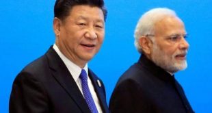 कूटनीति के माहिर खिलाड़ी प्रधानमंत्री नरेंद्र मोदी ने एक बार फिर से साबित कर दिया कि वह पड़ोसी देशों के साथ बेहतर रिश्तों के हिमायती हैं, लेकिन भारत की संप्रभुता के साथ किसी भी हालत में समझौता नहीं हो सकता है. शंघाई सहयोग संगठन (SCO) शिखर सम्मेलन में शिरकत करने पहुंचे पीएम मोदी ने चीन की तमाम कोशिशों के बावजूद उसे तगड़ा झटका दिया है. चीन काफी समय से अपनी महत्वाकांक्षी परियोजना 'वन बेल्ट वन रोड' (OBOR) पर भारत को साधने का प्रयास कर रहा है, लेकिन उसको बार-बार विफलता का मुंह देखना पड़ता है. इस बार भी ऐसा हुआ और SCO शिखर सम्मेलन में प्रधानमंत्री नरेंद्र मोदी ने चीन की वन बेल्ट वन रोड परियोजना का समर्थन करने से इनकार कर दिया. साथ ही चीन को पारदर्शिता और संप्रभुता के सम्मान करने की नसीहत भी दी. SCO सदस्य देशों में भारत इकलौता देश है, जो चीन की इस परियोजना का समर्थन नहीं कर रहा है. दरअसल, चीन की यह परियोजना पाकिस्तान अधिकृत कश्मीर (PoK) से गुजरती है, जिसका भारत कड़ा विरोध करता आ रहा है. भारत इसको अपनी संप्रभुता का उल्लंघन मानता है. भारत का कहना है कि PoK उसका अभिन्न हिस्सा है, जहां से उसकी इजाजत के बिना चीन कोई ऐसा निर्माण कार्य नहीं कर सकता है. SCO शिखर सम्मेलन में रूस, पाकिस्तान, कजाखस्तान, किर्गिस्तान, उज्बेकिस्तान और ताजिकिस्तान ने चीन की वन बेल्ट वन रोड परियोजना के समर्थन को दोहराया, लेकिन भारत ने इस पर कुछ भी कहने से इनकार कर दिया. मतलब साफ था कि भारत अब भी चीन की इस परियोजना का समर्थन नहीं करता है. फिलहाल इसे चीन की कोशिशों के लिए एक झटका माना जा रहा है. रविवार को SCO शिखर सम्मेलन में पीएम मोदी ने कनेक्टिविटी प्रोजेक्टों पर भारत के नजरिए को सामने जरूर रखा, लेकिन उन्होंने चीन की OBOR परियोजना का समर्थन नहीं किया. उन्होंने कनेक्टिविटी प्रोजेक्टों पर पारदर्शिता और संप्रभुता का सम्मान करने की बात कही. पहली बार SCO शिखर सम्मेलन को संबोधित करते हुए पीएम मोदी ने कहा कि आज हम फिर एक ऐसे मुकाम पर हैं, जहां भौतिक और डिजिटल कनेक्टिविटी भूगोल की परिभाषा बदल रही हैं. विशेषकर SCO क्षेत्र और पड़ोसी देशों के साथ कनेक्टिविटी भारत की  प्राथमिकता है. हम ऐसे नए कनेक्टिविटी प्रोजेक्टों का स्वागत करते हैं, जो समावेशी, पारदर्शी और सभी देशों की संप्रभुता व क्षेत्रीय अखंडता का सम्मान करें.