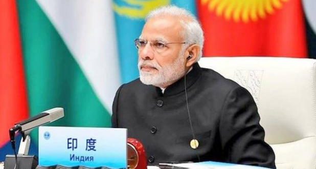 प्रधानमंत्री नरेंद्र मोदी ने आज शंघाई सहयोग संगठन (SCO) शिखर सम्मेलन को संबोधित किया. इस दौरान उन्होंने एससीओ सदस्य देशों को संबोधित करते हुए कहा कि पड़ोसियों के साथ कनेक्टिविटी पर भारत का जोर है. इस दौरान पीएम मोदी ने कहा कि सुरक्षा हमारी प्राथमिकता है. इसके लिए पीएम मोदी ने एक नया मंत्र भी दिया, जिसे उन्होंने SECURE नाम दिया. उन्होंने कहा कि सुरक्षा के लिए 6 कदम उठाने जरूरी हैं. साथ ही उन्होंने आतंकवाद से पीड़ित अफगानिस्तान का भी जिक्र किया. पीएम मोदी ने कहा कि राष्ट्रपित गनी ने शांति की तरफ जो कदम उठाए हैं, उनका क्षेत्र में सभी को सम्मान करना चाहिए. बता दें कि पीएम मोदी शनिवार को अपने इस दो दिवसीय दौरे पर रवाना हुए थे. सम्‍मेलन के स्‍वागत समारोह में आज पीएम मोदी और चीन के राष्‍ट्रपति शी जिनपिंग के बीच मुलाकात हुई. इससे पहले शनिवार को पहुंचते ही मोदी ने SCO समिट से इतर चीनी राष्ट्रपति शी जिनपिंग के साथ द्विपक्षीय वार्ता भी की थी. पीएम मोदी की हुई शी जिनपिंग से मुलाकात इससे पहले शनिवार को पीएम मोदी ने चीनी राष्ट्रपति शी जिनपिंग के साथ द्विपक्षीय वार्ता की. इस द्विपक्षीय वार्ता में दोनों नेताओं ने करीब एक महीने पहले वुहान में हुई पहली अनौपचारिक बैठक में लिए गए निर्णयों के क्रियान्वयन पर चर्चा की. पिछले चार साल में यह दोनों नेताओं की 14वीं मुलाकात है. इस दौरान पीएम मोदी और चीनी राष्ट्रपति शी जिनपिंग की मौजूदगी में दोनों देशों के बीच बाढ़ के आंकड़े उपलब्ध कराने और चावल के निर्यात के नियम सरल बनाने को लेकर समझौतों पर दस्तखत हुए. पहले समझौते में भारतीय राजदूत गौतम बंबावाले और चीनी उप विदेश मंत्री कोंग शौनयू ने हस्ताक्षर किए. इसके बाद दूसरे समझौते में गौतम बंबावाले और चीनी के मंत्री नी यूफेंग ने दस्तखत किए. भारत पिछले साल बना SCO का पूर्ण सदस्‍य बता दें, भारत पिछले साल ही शंघाई सहयोग संगठन (SCO) का पूर्ण सदस्य बना था. SCO के पूर्ण सदस्यों में भारत, चीन, रूस, किर्गिस्तान, ताजिकिस्तान, कजाकिस्तान, पाकिस्तान और उज्बेकिस्तान शामिल हैं. अफगानिस्तान, मंगोलिया, इरान और बेलारूस पर्यवेक्षक (ऑब्जर्वर) हैं.