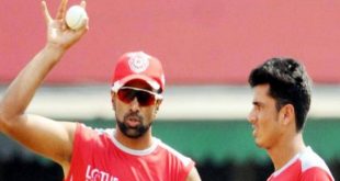 अफगानिस्तान के युवा स्पिनर मुजीब उर रहमान ने कहा कि आईपीएल के दौरान भारतीय दिग्गज रविचंद्रन अश्विन से उन्होंने गेंदबाजी के नए तरीके के बारे में सीखा, जो भारत के खिलाफ गुरूवार से शुरू हो रहे टेस्ट मैच में उनके काम आएगा. पिछले साल अगस्त में घरेलू मैचों में डेब्यू करने वाला 17 साल का यह गेंदबाज राशिद खान के साथ अफगानिस्तान के गेंदबाजी आक्रमण का अहम सदस्य बन गया है. मुजीब ने कहा कि आईपीएल के समय किंग्स इलेवन पंजाब के नेट सत्र के दौरान अश्विन ने उन्हें नई तरह की गेंदबाजी के बारे में बताया जिसका इस्तेमाल वह भारत के खिलाफ करेंगे. मुजीब ने पीटीआई को दिए साक्षात्कार में कहा, ‘मैंने नेट सत्र में अश्विन के साथ काफी समय बिताया है और यह बहुत मददगार साबित हुआ.' मुजीब ने कहा, 'अश्विन ने मुझे बताया कि गेंद कहां डालनी है. उन्होंने मुझे नई गेंद के बारे में भी बताया और मैं उसे सीखने की कोशिश कर रहा हूं. यह कैरम बॉल है, जो ऑफ स्पिन गेंदबाजी एक्शन में किया जाता है.’ मुजीब ने अभी तक प्रथम श्रेणी मैच नहीं खेला है, लेकिन आईपीएल, अंडर -19 वर्ल्ड कप और राष्ट्रीय टीम के साथ छोटे प्रारूप में उनके प्रदर्शन ने उन्हें ‘निडर’ बना दिया है. मुजीब ने कहा, ‘मैंने पहले ही उच्च स्तर का क्रिकेट खेला है इसलिए टेस्ट मैच को लेकर कोई डर नहीं है. आईपीएल का शुक्रिया, मुझे पता है दबाव से कैसे निपटना है. मुझे किसी भी विपक्षी टीम के खिलाफ खेलने से डर नहीं लगता. पहले मेरे दिमाग में इसका असर होता था लेकिन अब नहीं.’ अफगानिस्तान के खोस्त प्रांत का यह क्रिकेटर गेंद को दोनों ओर घुमा पाने में सक्षम है और इसके साथ ही वह प्रभावशाली गुगली भी फेंकता है, जिस पर आईपीएल में विराट कोहली भी गच्चा खा गए थे. अफगानिस्तान के कप्तान असगर स्टेनिकजई ने भी कहा कि राशिद, मुजीब, मोहम्मद नबी और रहमत शाह जैसे स्पिनरों के कारण इस विभाग में उनकी टीम भारत से बेहतर है. मुजीब ने कहा कि अश्विन के साथ एक महीने से ज्यादा समय तक रहने का उन्हें फायदा हुआ है. उन्होंने कहा, ‘मैंने अपनी तैयारी कर ली है कि कैसी गेंदबाजी करनी है. कोहली यहां नहीं खेल रहे लेकिन टीम में अजिंक्य रहाणे और लोकेश राहुल काफी अच्छे बल्लेबाज हैं. हम किसी को भी कमतर नहीं आंक रहे.’