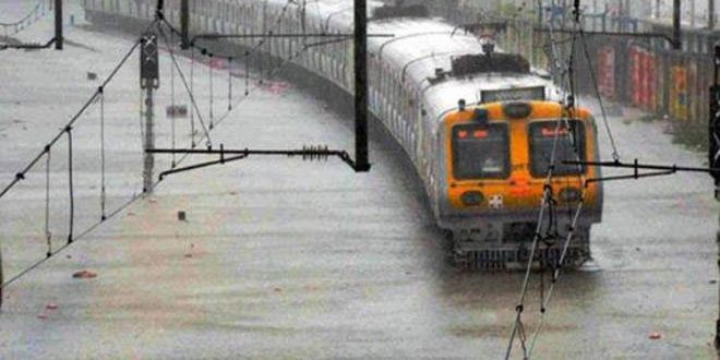 मुंबई में 8, 9 और 10 जून के बीच भारी बारिश का अलर्ट मौसम विभाग ने जारी किया है. कहा जा रहा है कि इन तीन दिनों में मुंबई में भारी बारिश सभी रिकॉर्ड तोड़ सकती है. इस बीच गुरुवार को मुंबई में बारिश ने दस्तक दी. लोअर परेल इलाके में बारिश शुरू हुई जबकि बाकी इलाकों में बादल घिर आए. लोकल ट्रेन सेवा भी प्रभावित हुई. ट्रेनें 20 मिनट लेट हो रही है. अलर्ट के बाद ऐहतियातन एनडीआरएफ की तीन टीमों को तैनात किया गया है. मुंबई में पहले ही प्री मॉनसून बारिश जन जीवन प्रभावित कर चुकी है. इस कारण प्रशासन पहले से ही सतर्क है. इससे पहले सोमवार को मुंबई में जमकर बारिश हुई थी. यहां 42 मिलीमीटर बारिश होने से शहर में जगह-जगह जलभराव हो गया था.मौसम विभाग का कहना है कि कोंकण और गोवा के ऊपर चक्रवात बनता दिख रहा है, जो महाराष्ट्र के तटों पर पहुंचेगा. इस कारण मुंबई, रत्नागिरी, दहाणु, ठाणे और सिंधुदुर्ग में भारी से बेहद भारी बारिश 8, 9, 10 जून के बीच में हो सकती है. इसके अलावा 10-11 जून को सूरत और वलसाड में भारी बारिश हो सकती है. इसके अलावा केरल, तटीय कर्नाटक में भी यह चक्रवात भारी बारिश का कारण बन सकता है. उधर, बंगाल की खाड़ी में भी कम दबाव का क्षेत्र बन रहा है. इसकी वजह से 8 से 11 जून तक उड़ीसा, पश्चिम बंगाल, सिक्किम, असम, मेघालय में  जमकर बारिश हो सकती है.